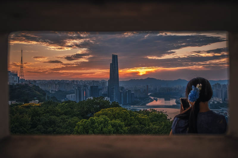 夕阳下的城市剪影图片