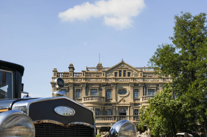 老式汽车与张学良旧居大青楼图片