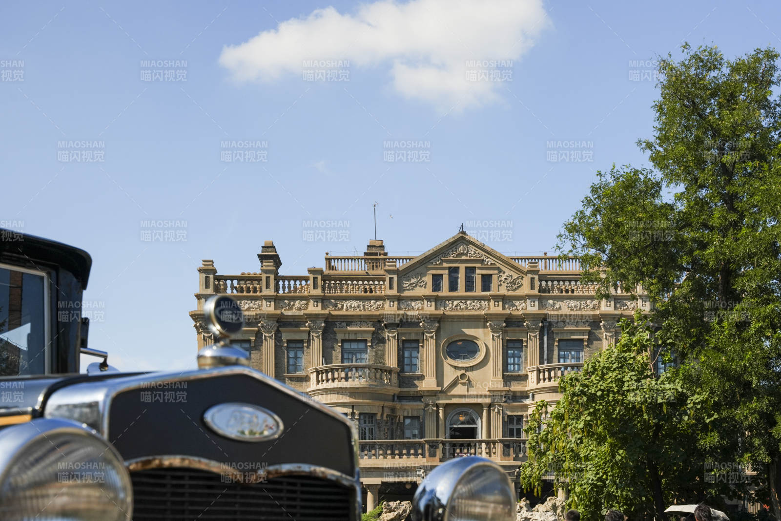 老式汽车与张学良旧居大青楼图片