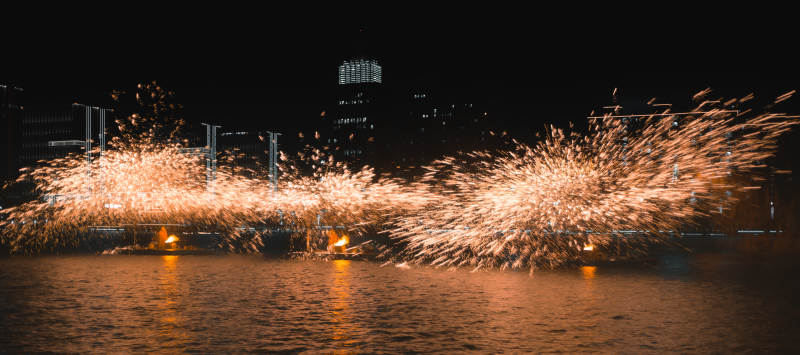 夜空下的火花盛宴图片