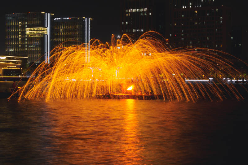夜景喷泉非遗打铁花图片