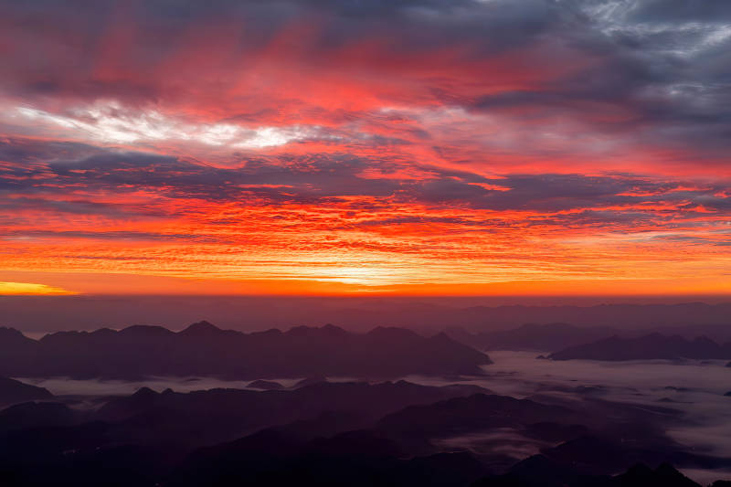山巅云海映朝霞图片