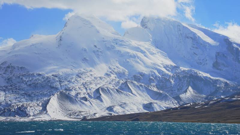 冲巴雍错：雪山映蓝天 冰川壮丽景图片