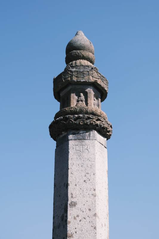 北川古塔尖顶石雕细节图图片