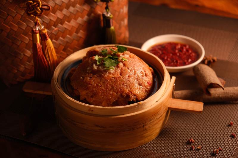 粉蒸肉与红椒点缀图片