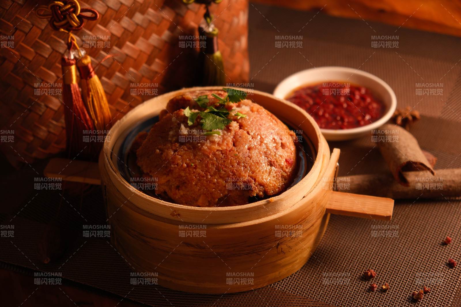 粉蒸肉与红椒点缀图片