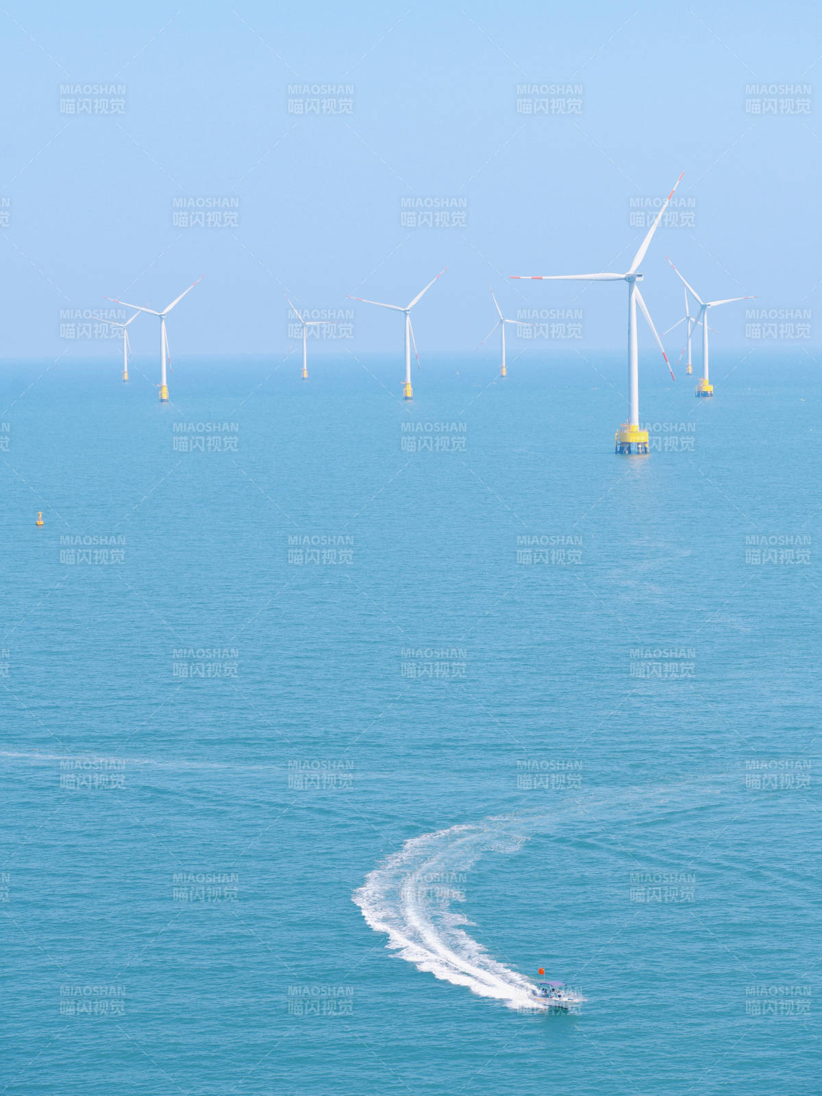 福建平潭岛海上风力发电场与快艇图片