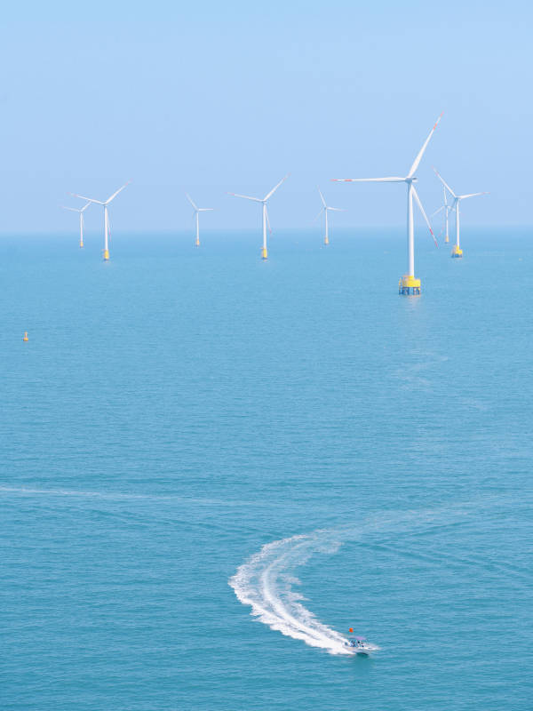 福建平潭岛海上风力发电场与快艇图片