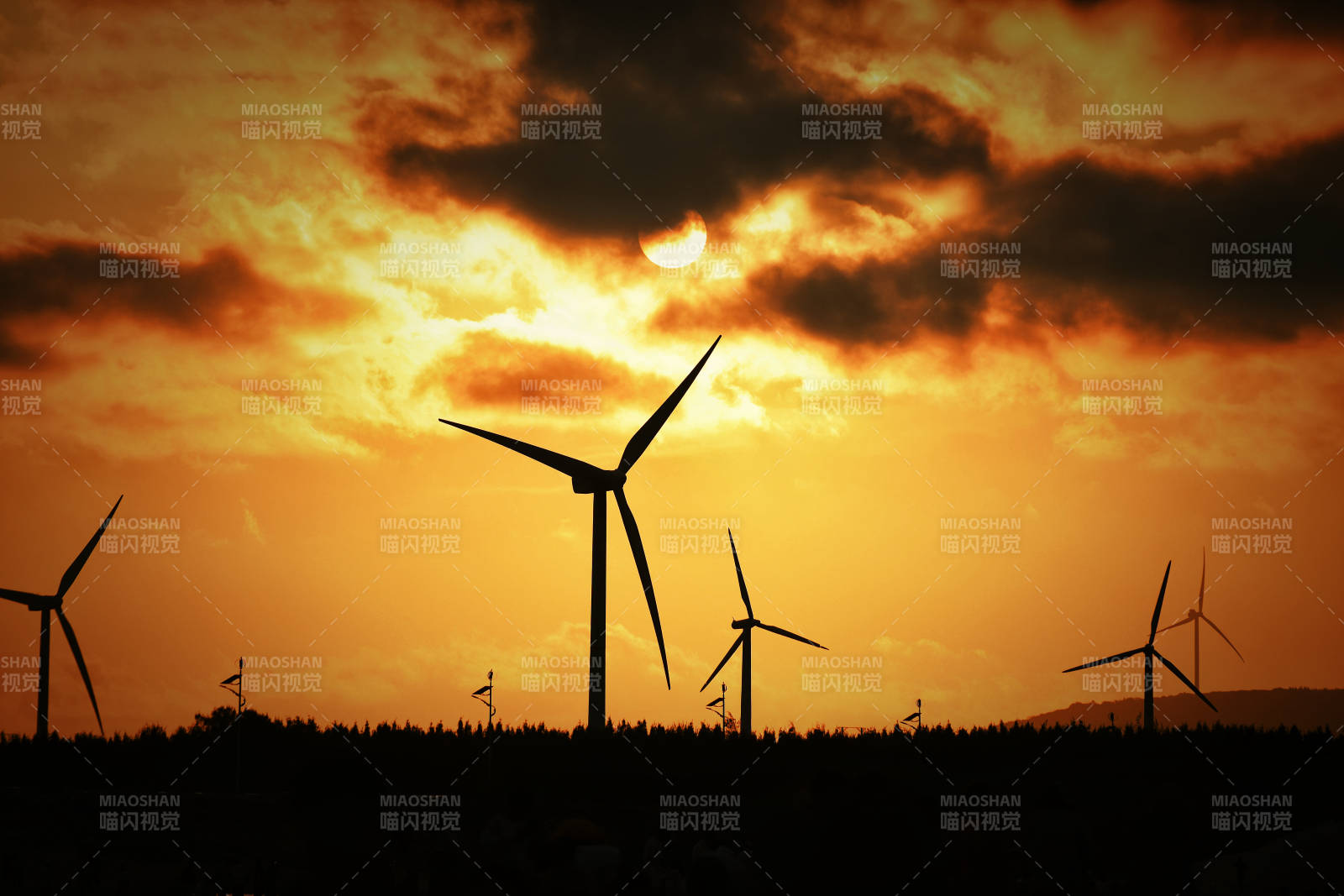 福建平潭岛夕阳下的风车剪影图片