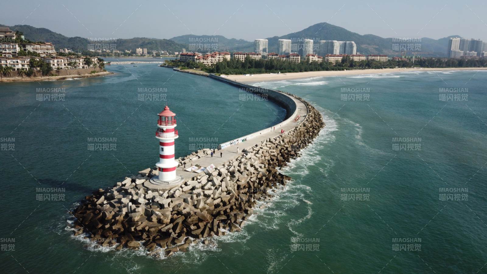 万宁灯塔与岩石堤坝图片
