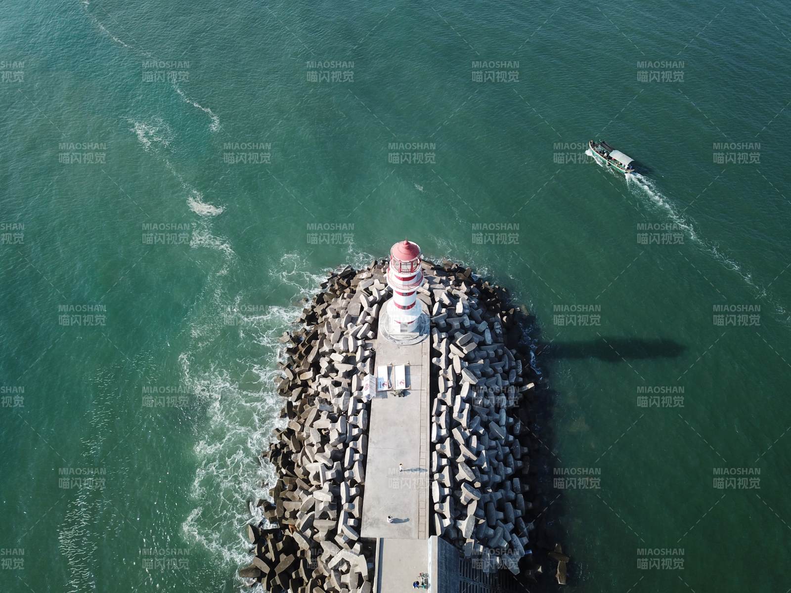 万宁灯塔与海浪的宁静景象图片
