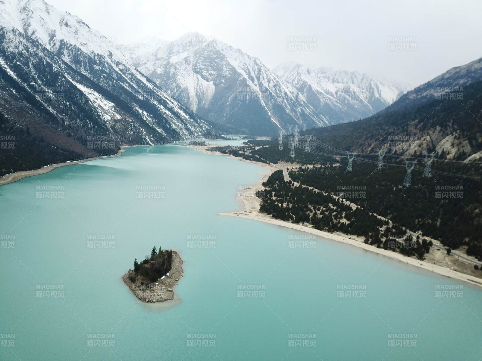 西藏雪山下的碧蓝湖泊图片