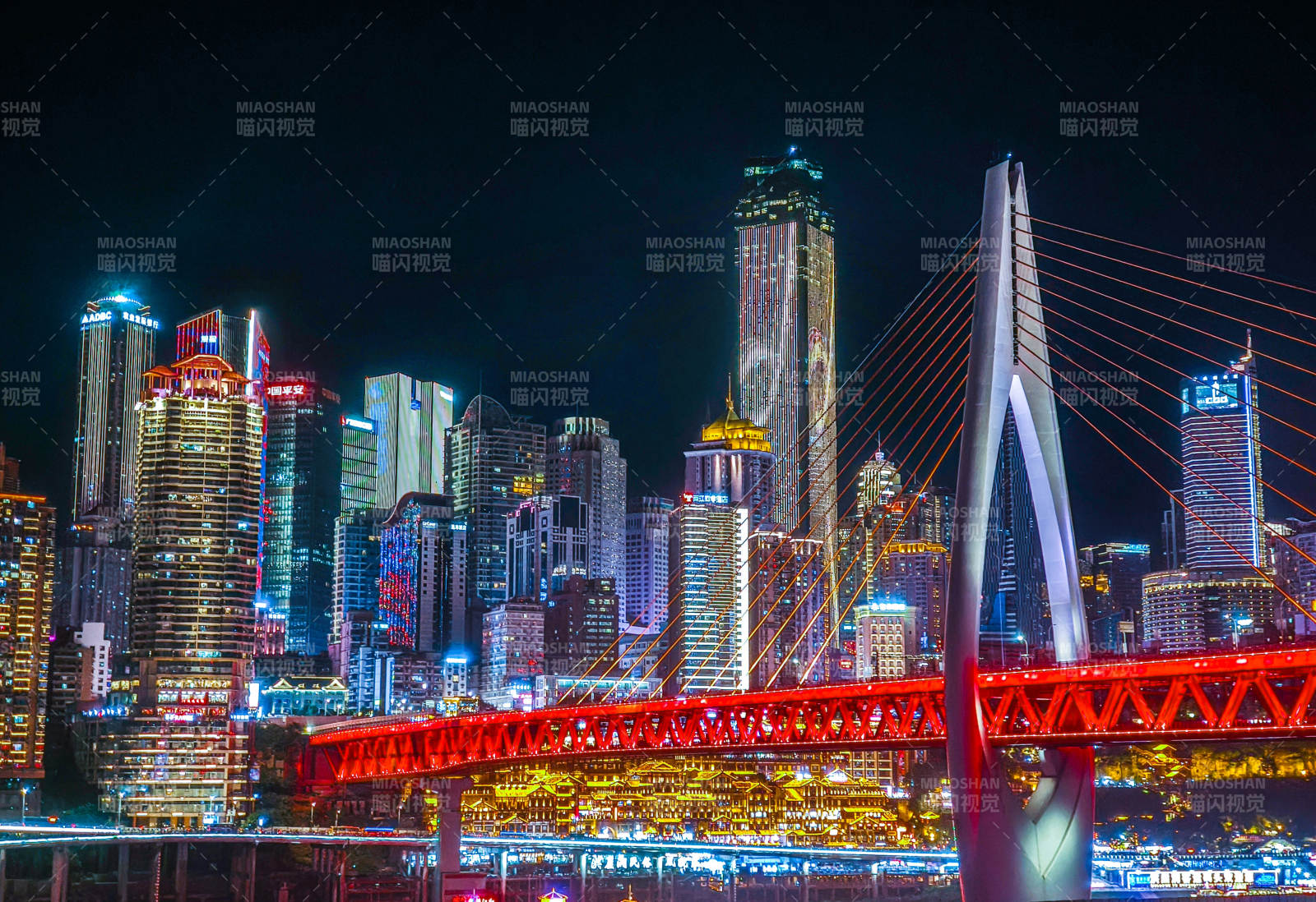 重庆夜景中的洪崖洞与桥梁图片
