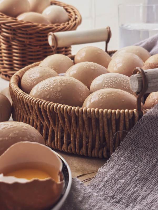 新鲜鸡蛋篮与蛋黄特写图片