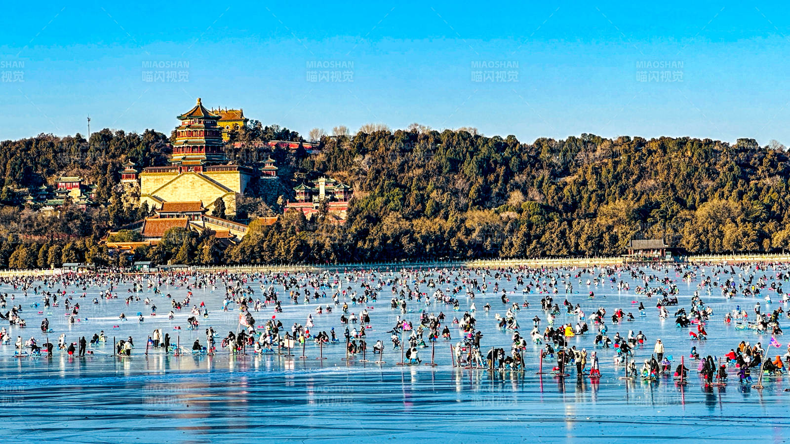颐和园冰上活动热闹非凡图片