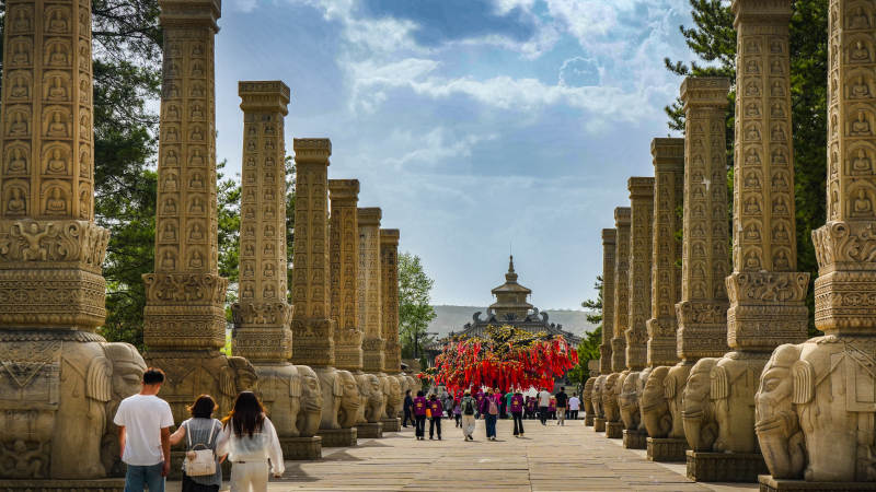 山西云冈石窟石柱长廊迎游客图片