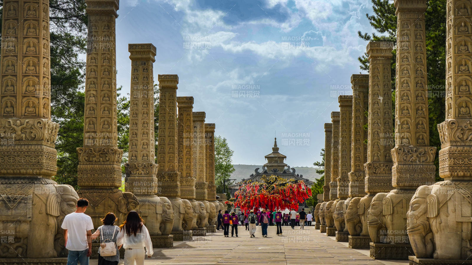 山西云冈石窟石柱长廊迎游客图片