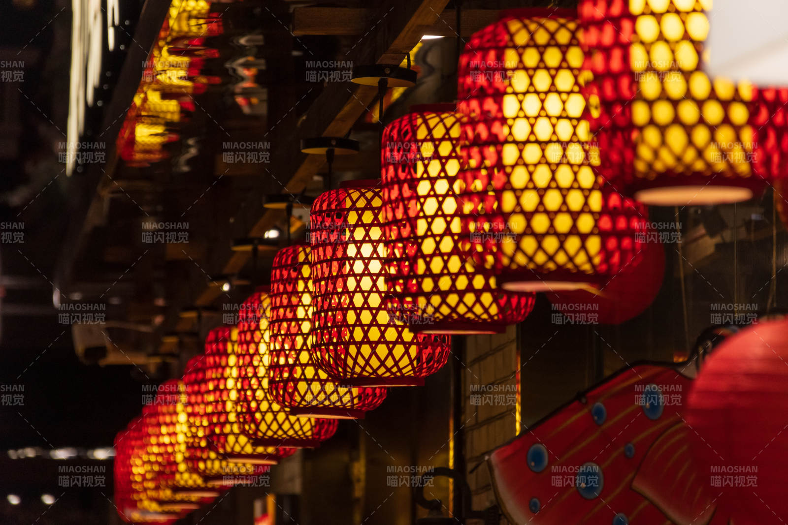 夜市灯笼 温暖光影图片