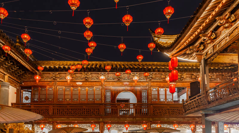 古建筑夜景灯笼高挂图片