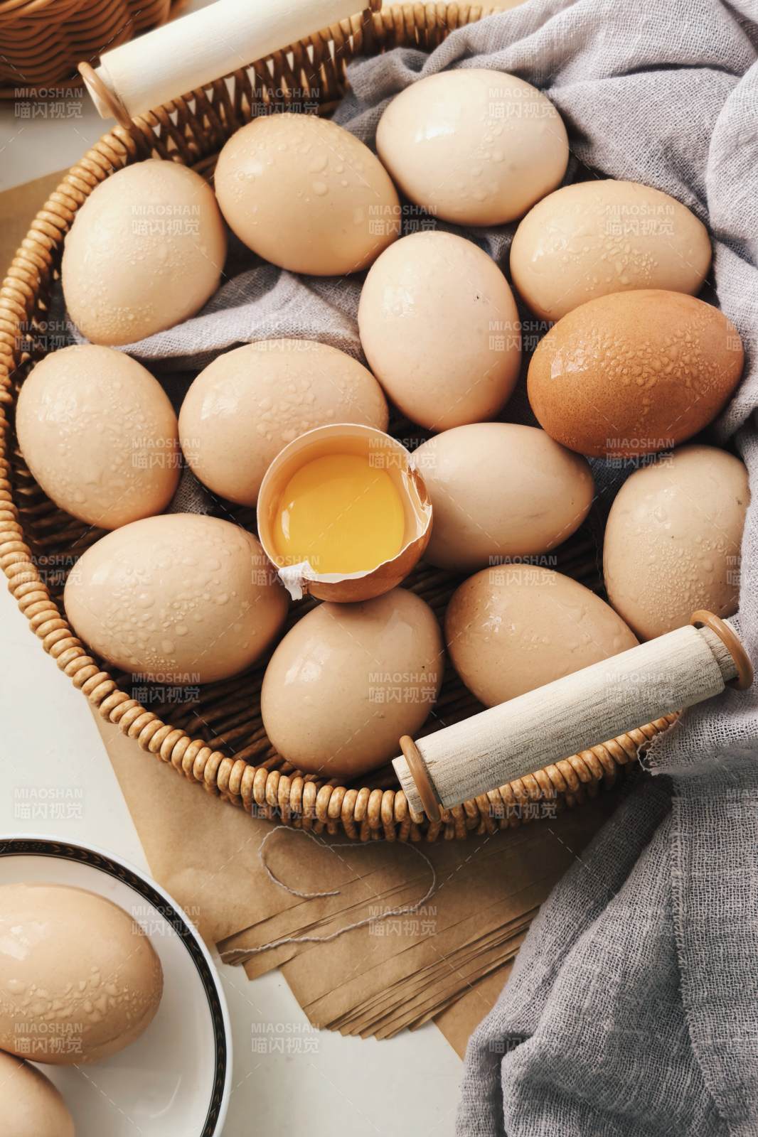 新鲜鸡蛋篮中一颗破裂图片