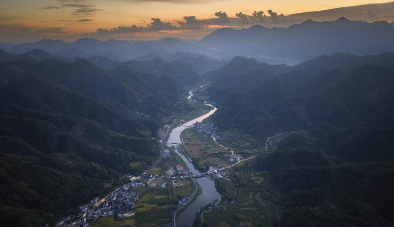 山谷河流夕阳美景图片