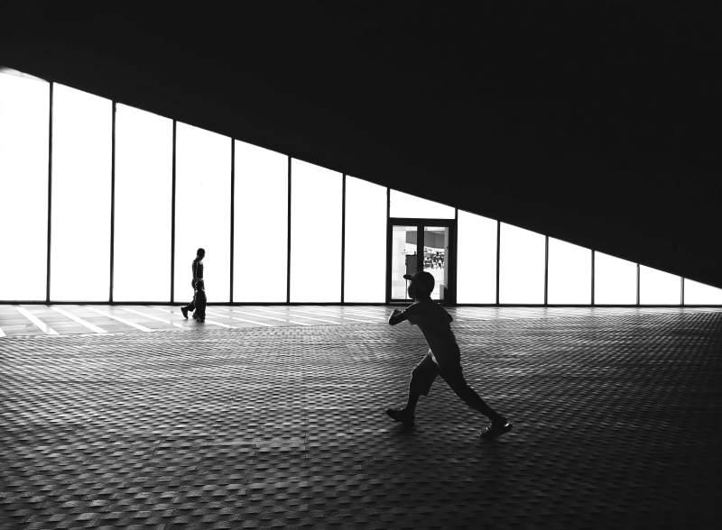 光影下的奔跑者图片