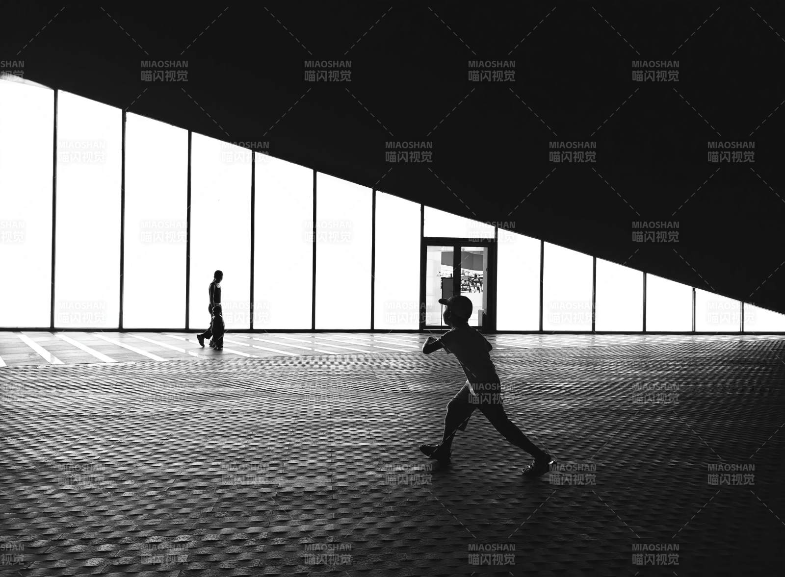 光影下的奔跑者图片