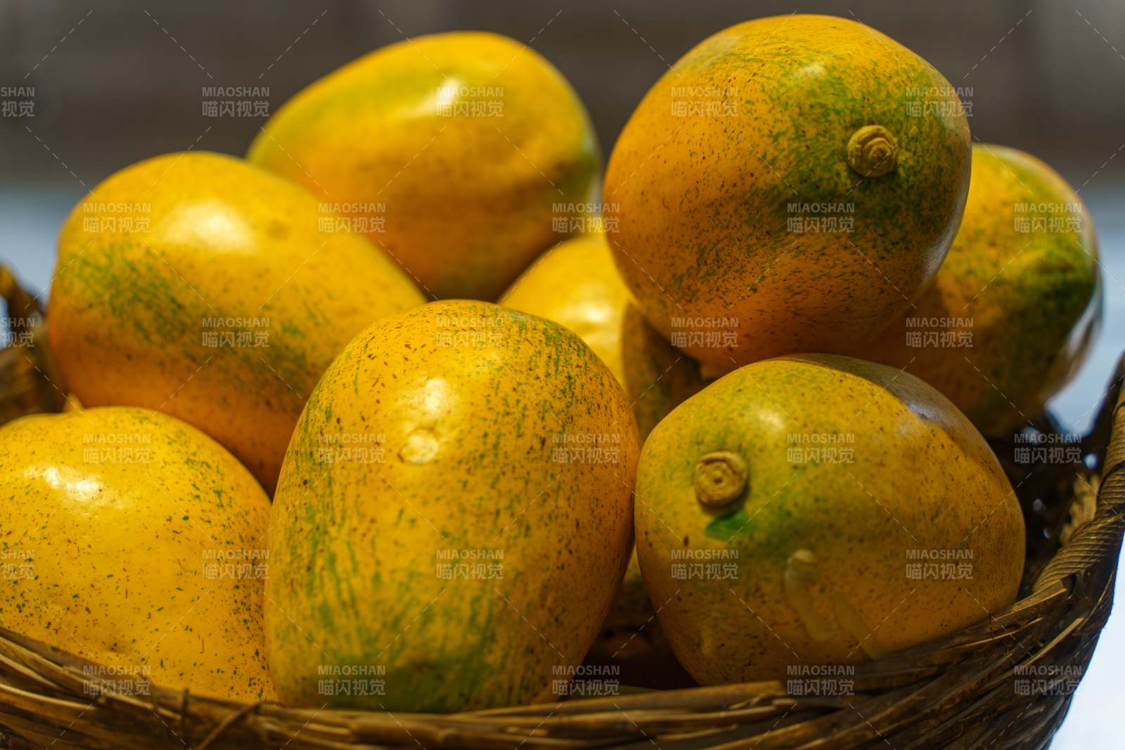 新鲜木瓜篮中堆叠图片