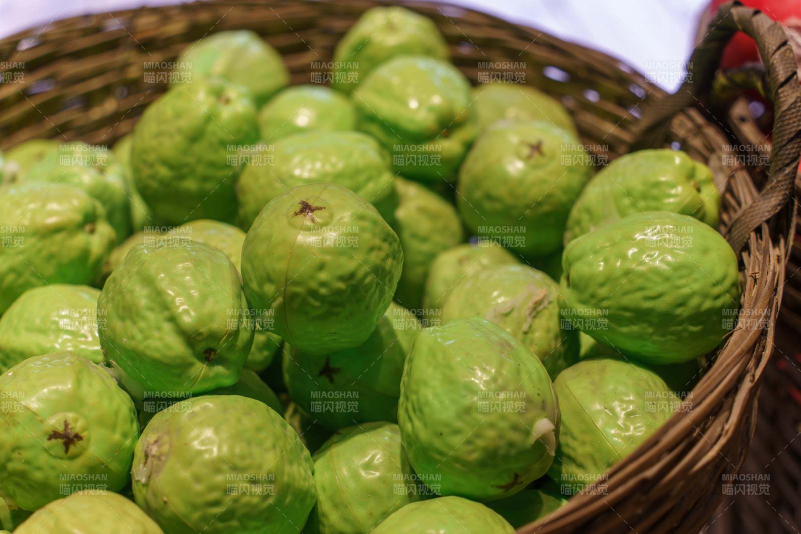 新鲜青柠番石榴果篮特写图片