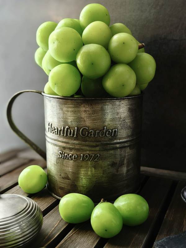 绿葡萄与复古金属杯图片