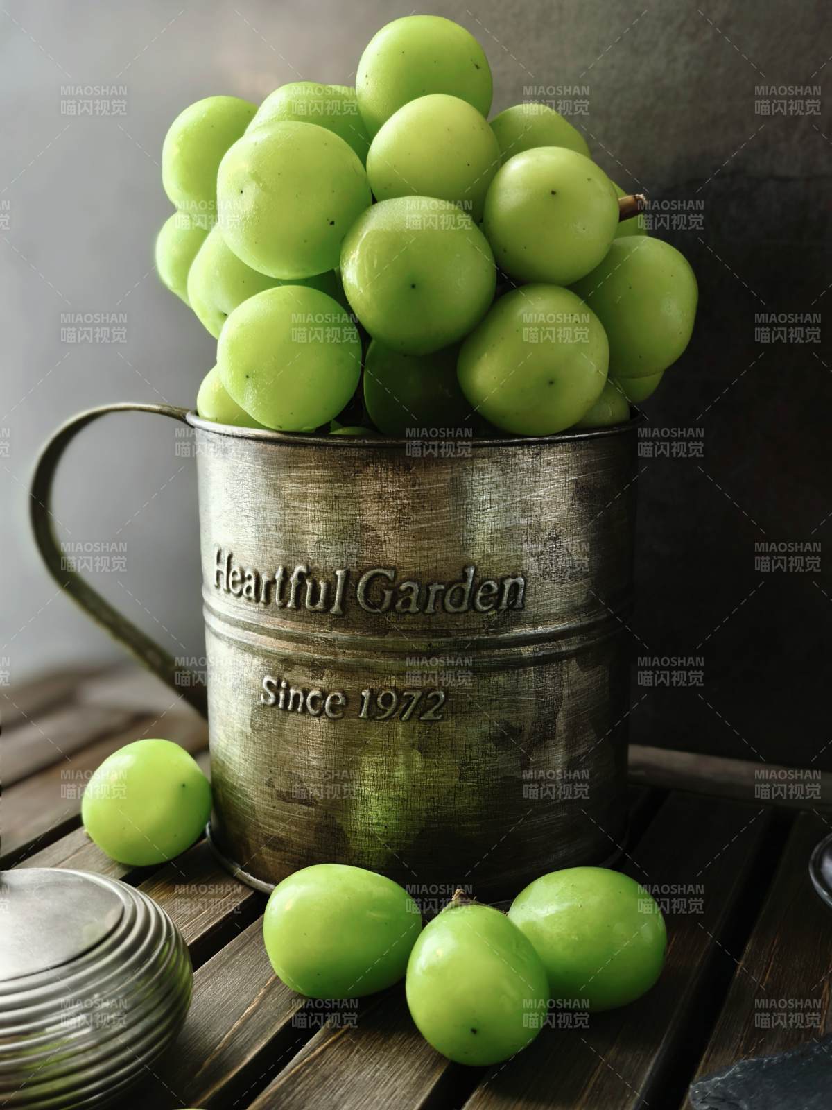 绿葡萄与复古金属杯图片