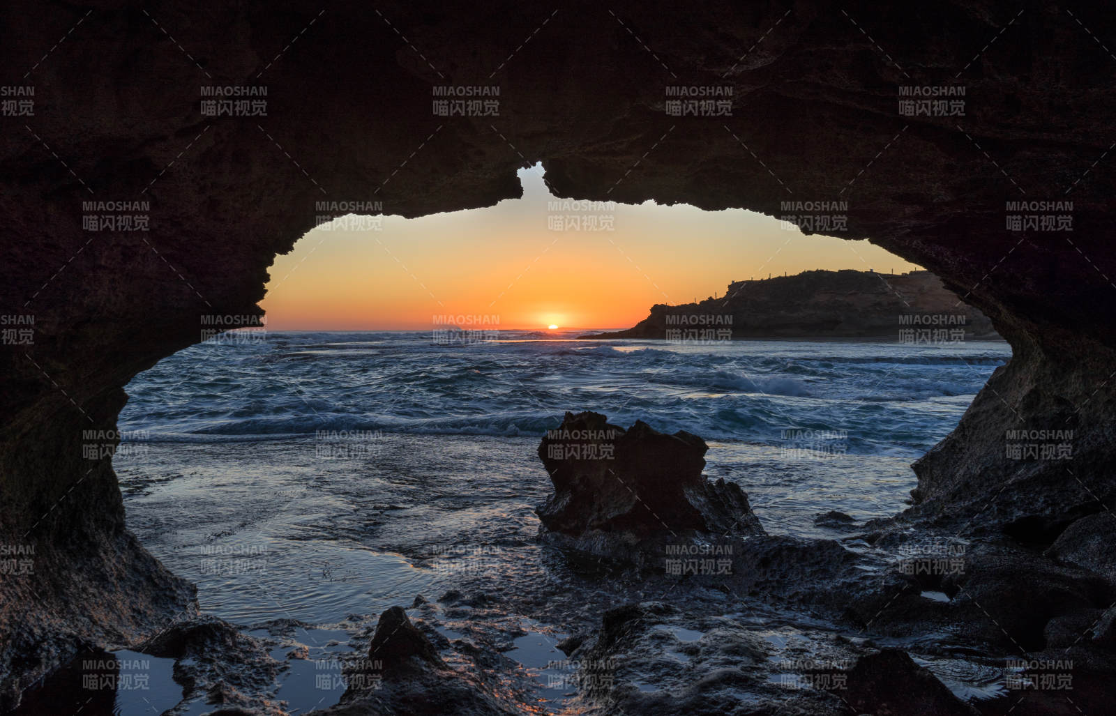 墨尔本南部海岸洞穴中的日落美景图片