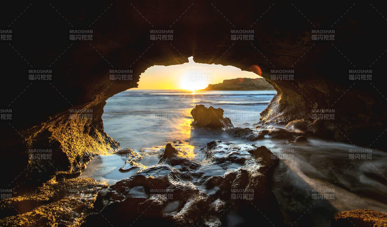 墨尔本南部海岸洞穴中的日落美景图片