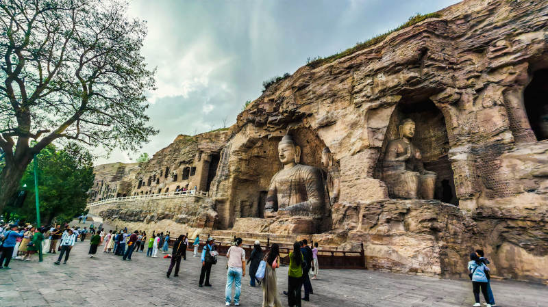 云冈石窟游客参观场景图片