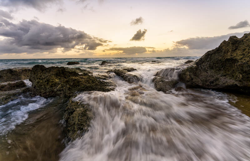 海浪拍打岩石的瞬间图片