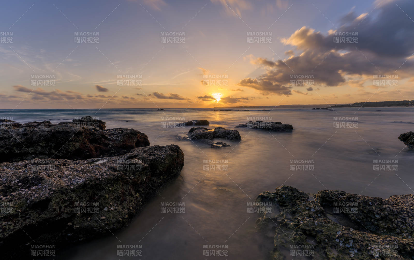 夕阳下的海岸岩石图片