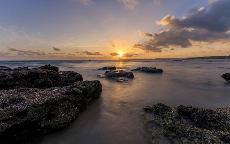 夕阳下的海岸岩石图片