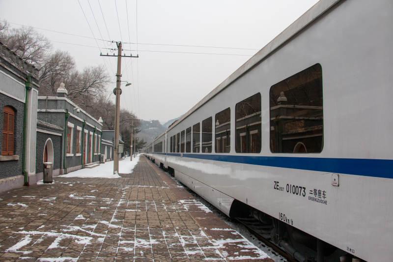 雪后车站 列车静候图片