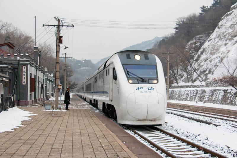 雪中列车驶入站台图片