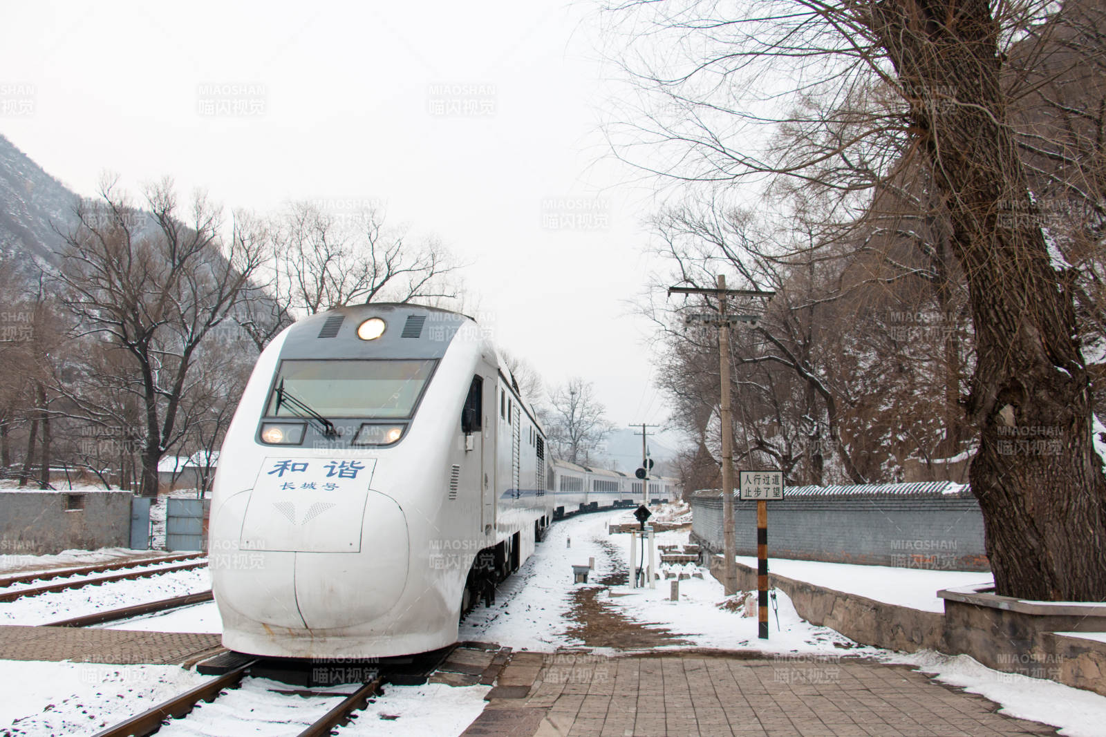 雪中列车静候出发图片