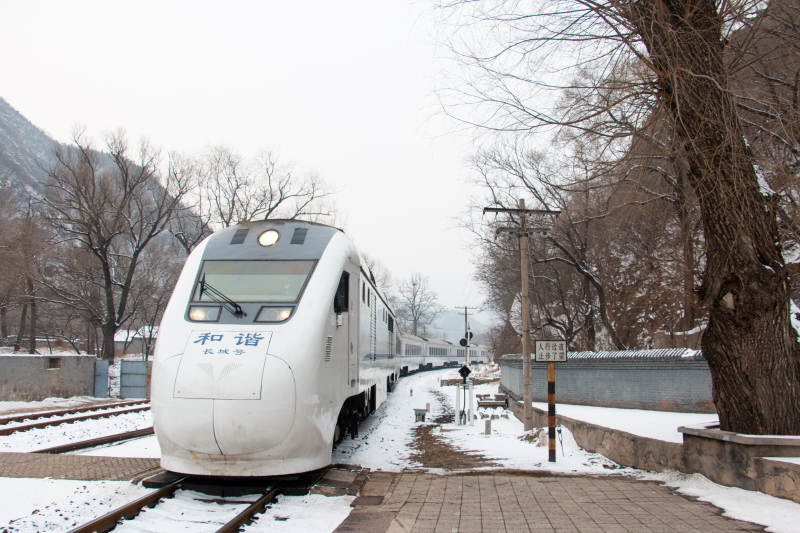 雪中列车静候出发图片