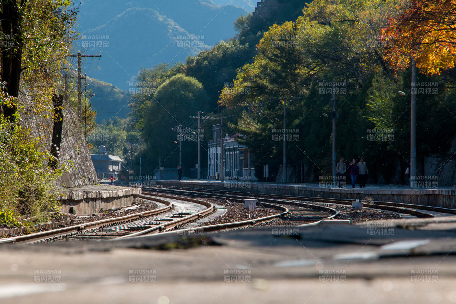 秋日山间京张铁路静谧景致图片