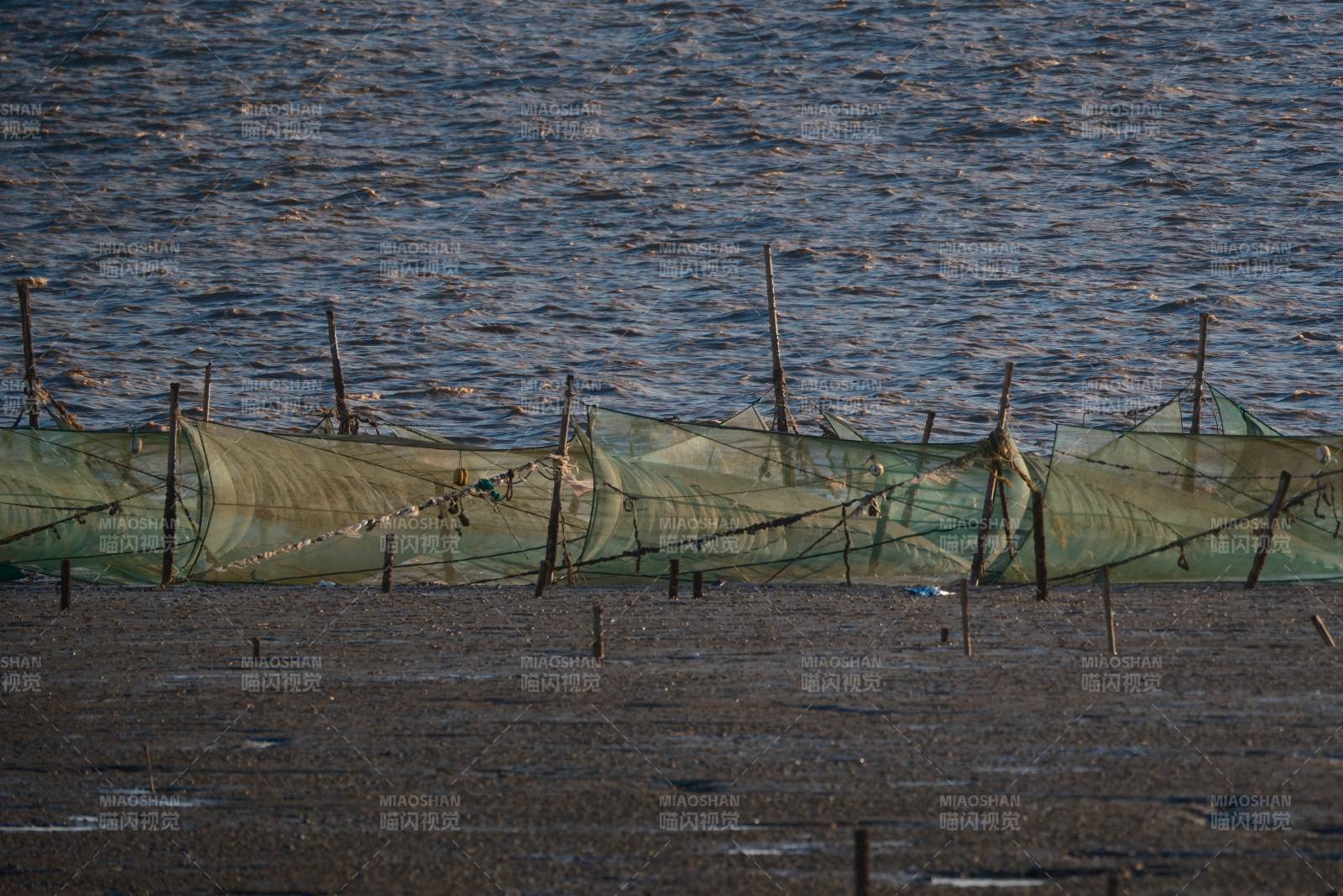 海边的渔网围栏图片
