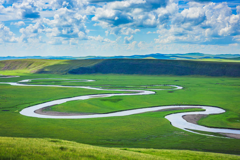 草原上的蜿蜒河流  莫尔格勒河图片