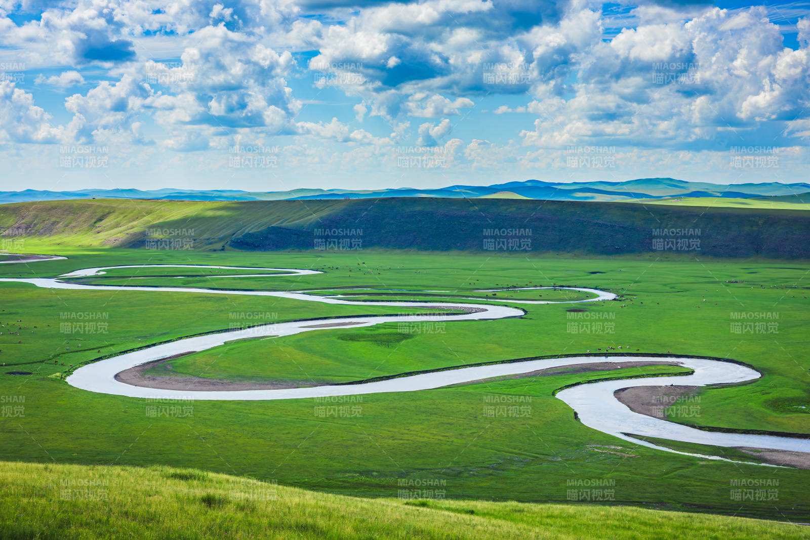 草原上的蜿蜒河流  莫尔格勒河图片