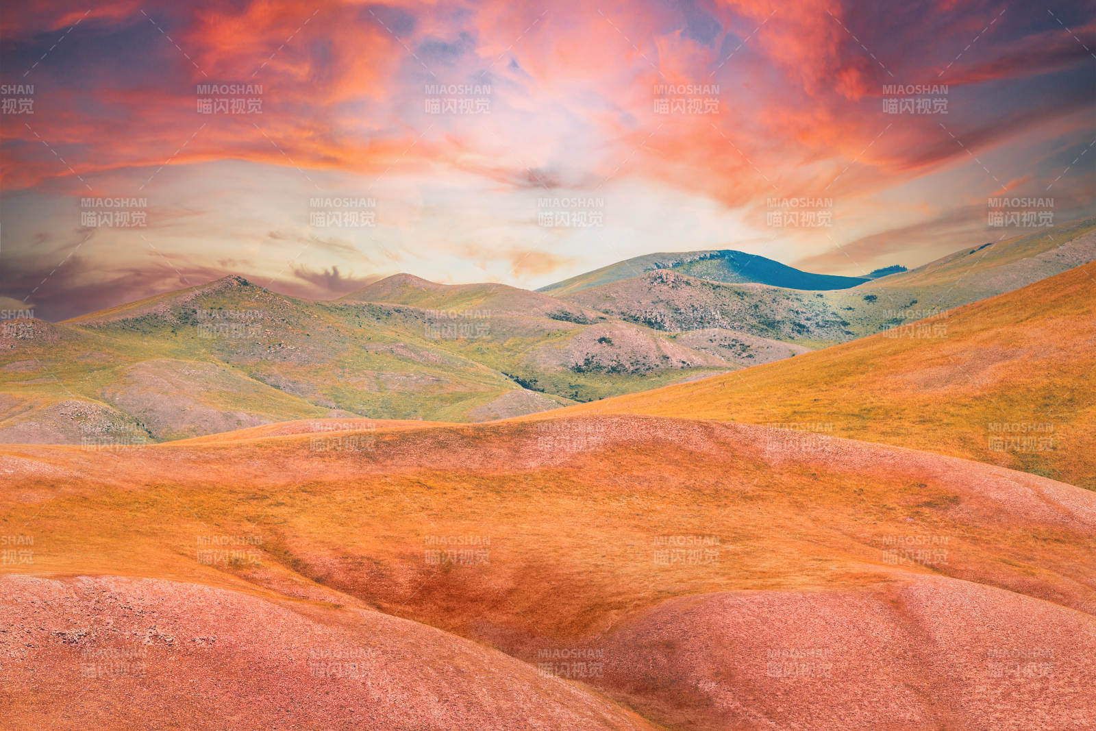 夕阳下的彩色山丘 莫尔格勒河景区图片