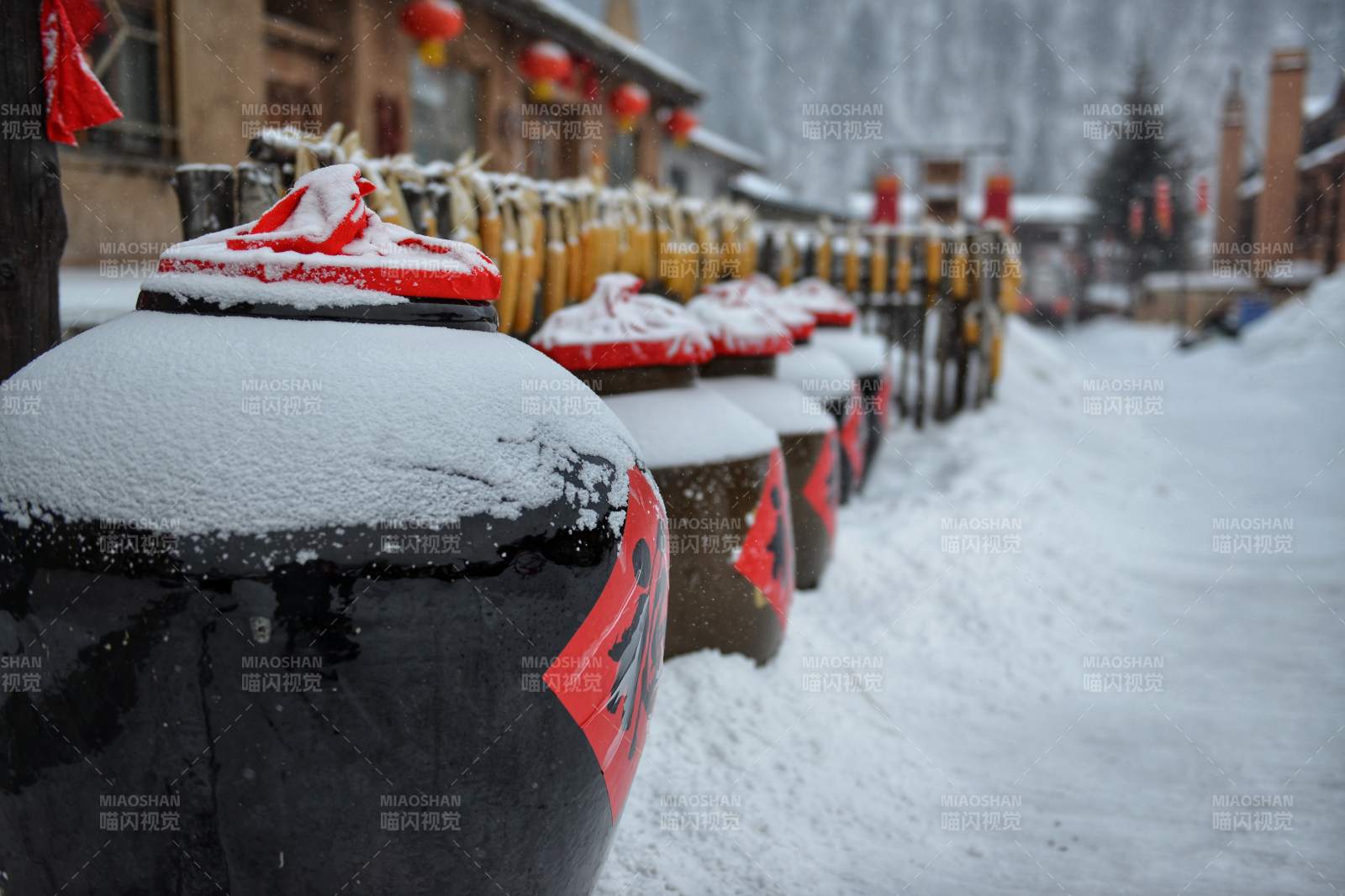 雪覆红灯笼 冬日酒坛图片