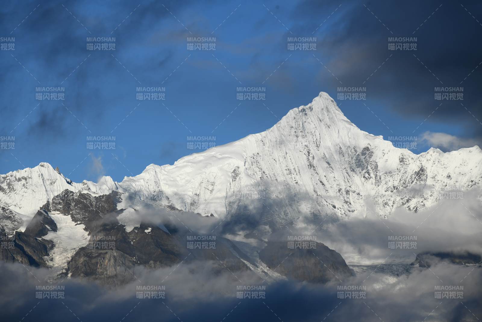 西藏雪山云雾缭绕 壮丽景色图片
