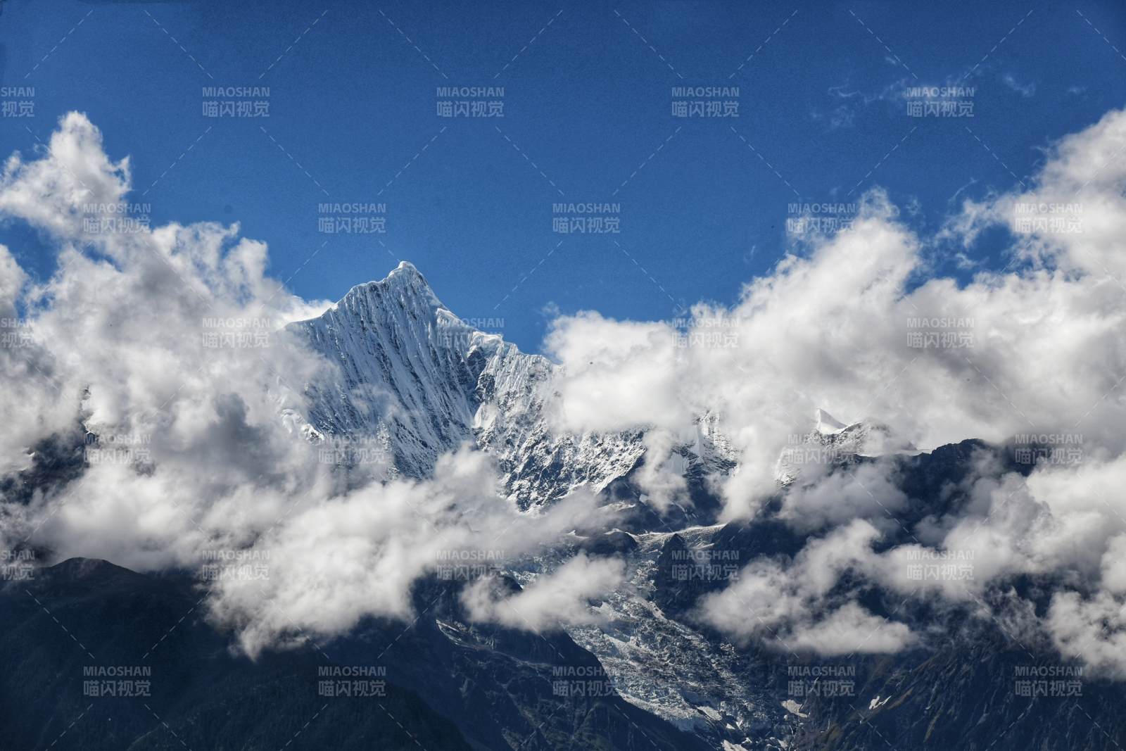 西藏云雾缭绕的雪山之巅图片