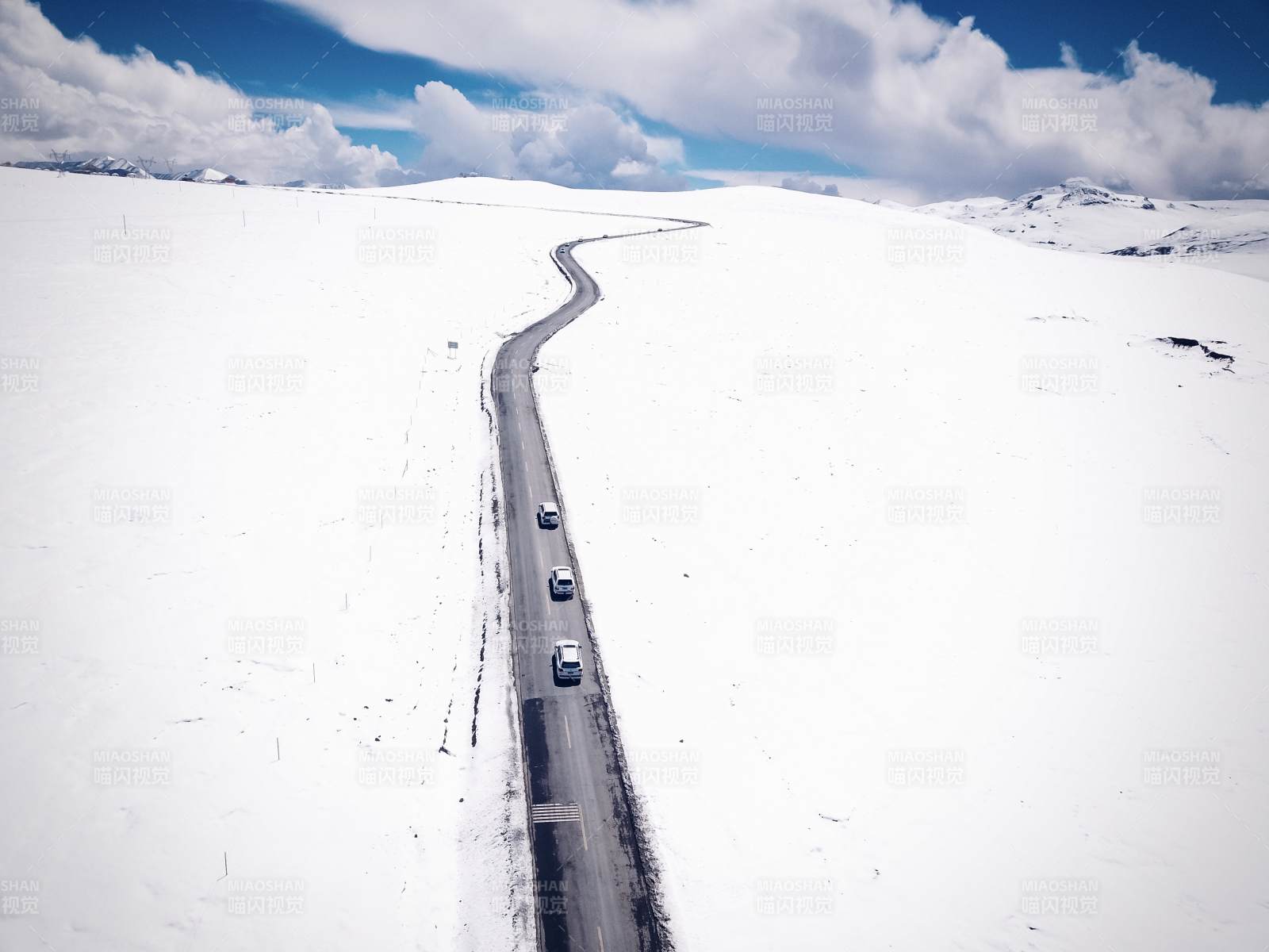 西藏珠峰大本营雪地公路行图片